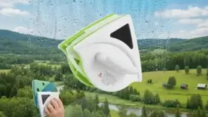 Melhor limpador de vidros magnético sendo utilizado em janela de apartamento.